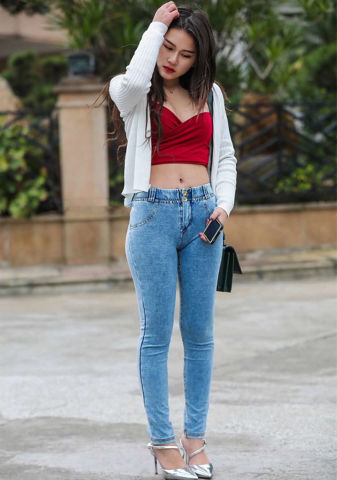 微胖女神,超紧牛仔裤穿出饱满的线条,轻撩秀发