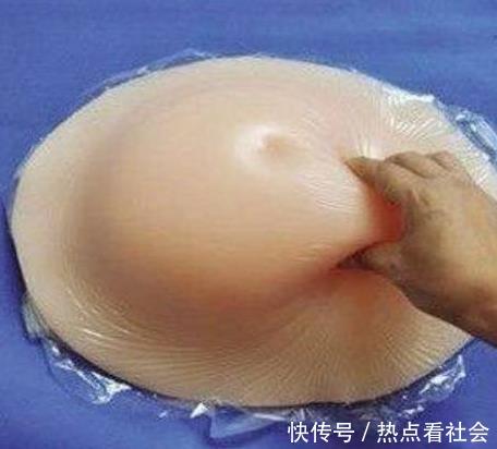 公交车突然刹车,孕妇没坐稳,孩子被挤了出来,乘客一看傻眼了