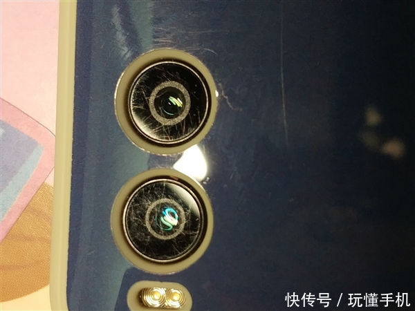 老罗的坚果R1出现后置摄像头大面积刮花问题