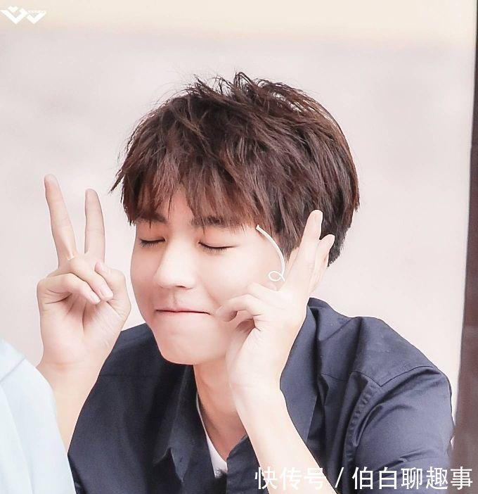 王俊凯疯狂撒团糖! 一个人去了当年TFBOYS集