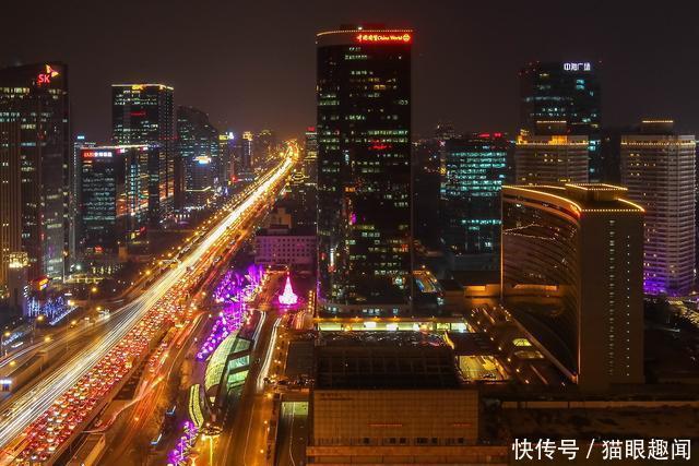 他95岁竟然还没退休,每年在北京收租50亿,女儿