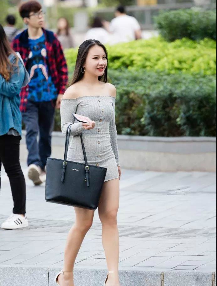 身材街拍姐姐丰腴的小美女,一字肩搭配高跟鞋贝克汉姆看美女图片