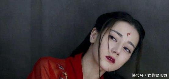 迪丽热巴二岁童年照曝光,网友一看家境就不一