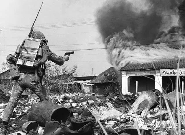 19,南越士兵在丛林战搜索时发现一名已经阵亡的越共游击队员,他双手还