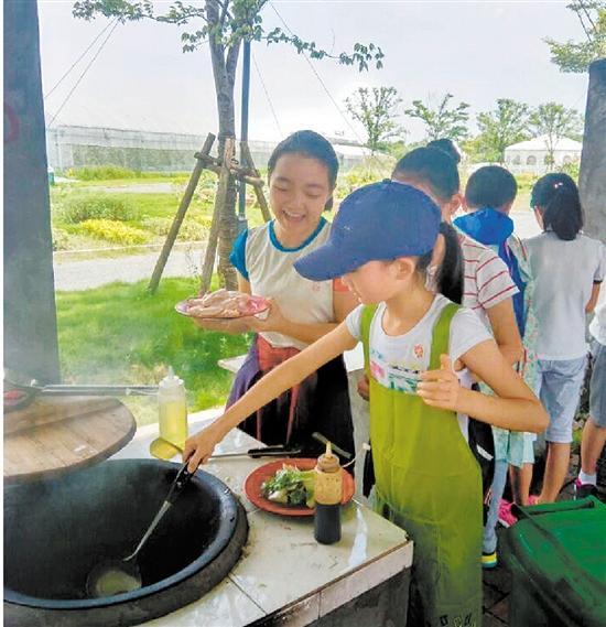 学生下厨做菜.