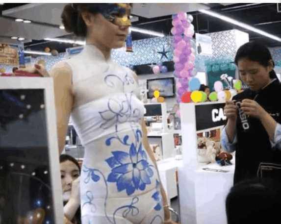 街头看到美女,本来以为穿的是旗袍,走进一看呆住了!