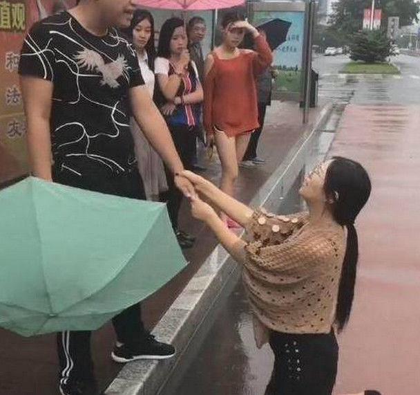 美女雨中跪地恳求男子不要分手，得知真相后没人同情女子！