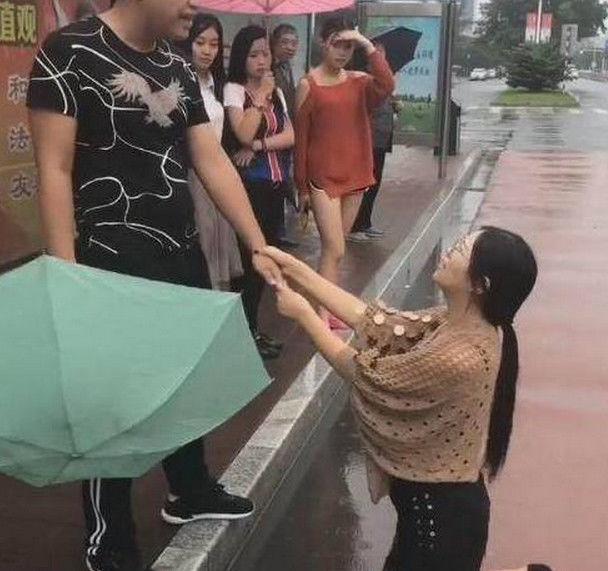 美女雨中跪地恳求男子不要分手,得知真相后没人同情女子!