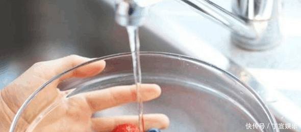 自来水为什么不能直接喝而用自来水洗水果就能
