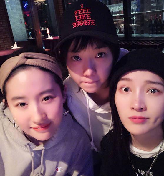 刘亦菲与好友可爱合影,迪丽热巴鹿晗也有可爱