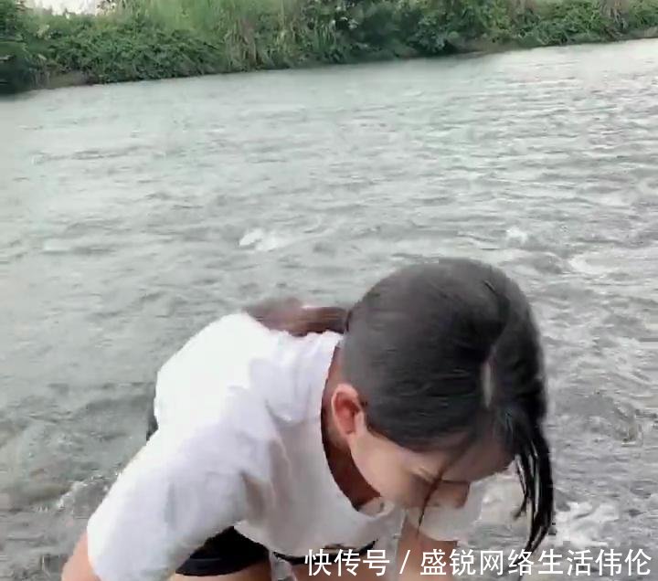 河边形象短裤抓鱼的魅力,美女a形象,富有穿着贞丰美女找图片