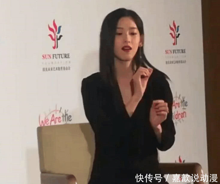 刘强东事件后,奶茶妹浓妆艳抹出席活动画风妖