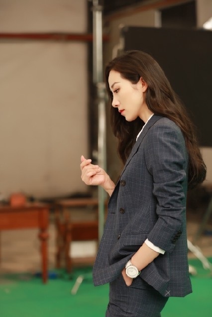 韩雪格子西装秒变职场女boss,打个响指都是心