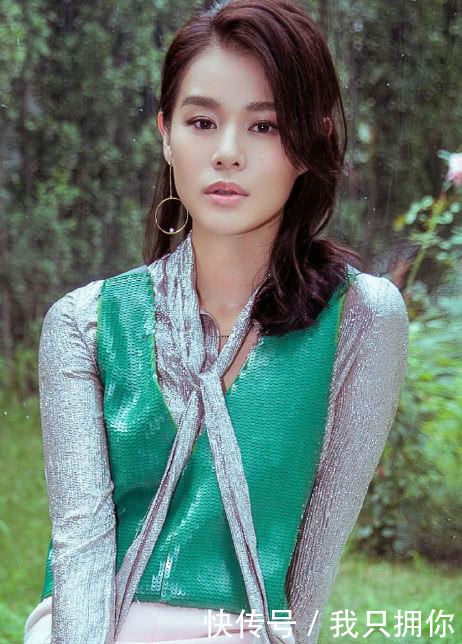 胡杏儿老公晒儿子背影照,穿紧身泳裤转身炫耀