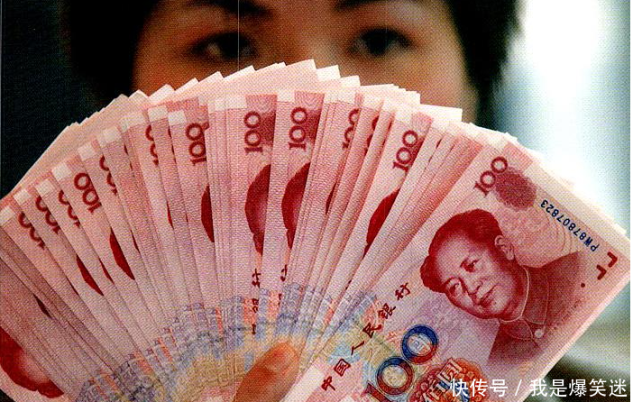 新婚夜我主动与老公房事，可他紧紧握住下身