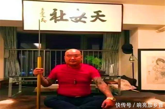 花臂宝马男砍人一事,电瓶车男是防卫过当吗换