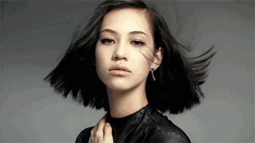 明星 正文  水原希子不是传统的第一眼美人,浑圆的鼻头,丰满的嘴唇是