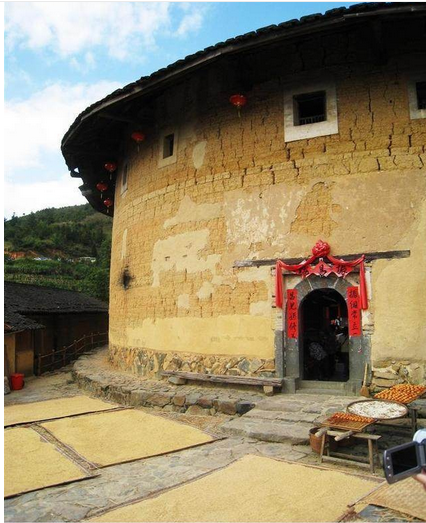 抗战时期，毛主席生病在小茅屋内, 国军一个旅从屋外走过, 为何竖