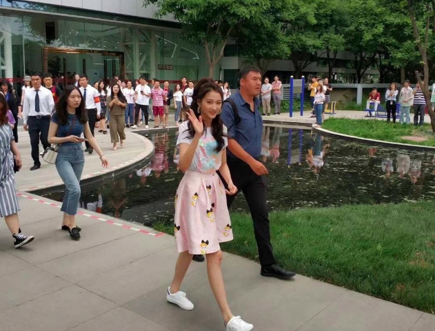 关晓彤活动无P图照曝光,被路人要微信后反应超