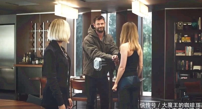 复联4里雷神一锤子飞来,惊奇队长面不改色,战