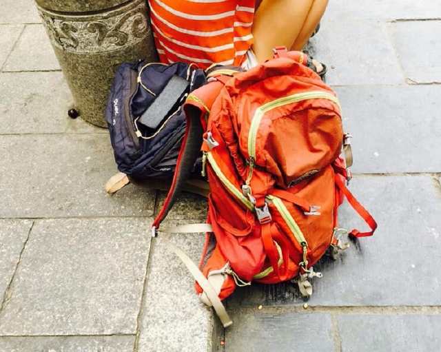 外国人来中国乞讨，真的懂规矩，看到城管就扮成游客