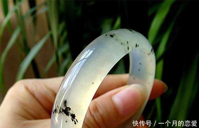 新婚夜,婆婆送我传家玉镯,吃饭时嫂子一直踢我