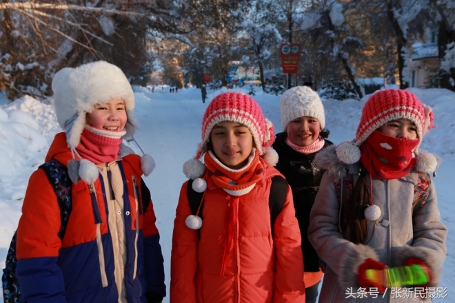 可可托海镇的哈萨克族小学生.