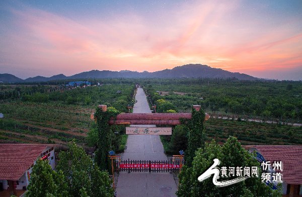 6月11日清晨,定襄凤凰山景区出现了美丽的日出霞光,一片由黄到红的