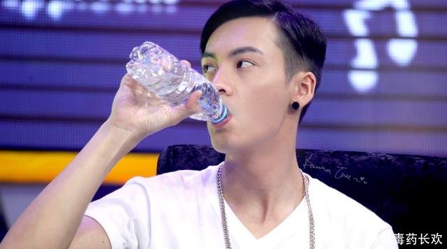 元气少女陈乐一,一首青鸟惊艳全场,陈伟霆坐不