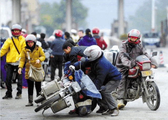 摩托车60万大军返乡, 是该选择性执法还是禁止摩托车? 说的很在理