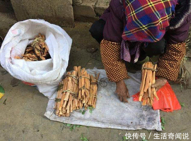 农村大妈街边卖烧火做饭“必备”物品，可惜很多人都不识货不买