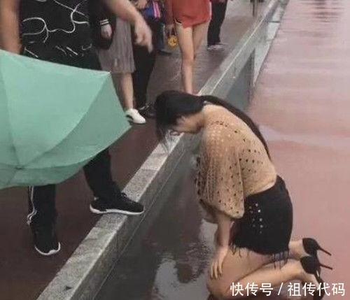 女子当街跪地求男友原谅，当群众知道真相后，表示渣女不能同情