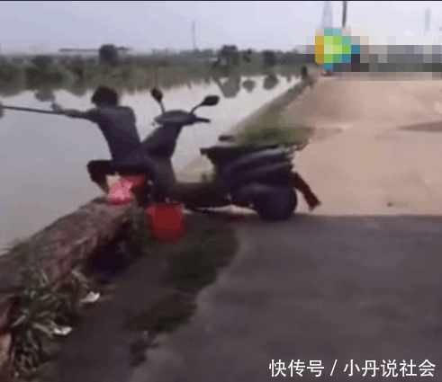 男子河边钓鱼发现自己被无形力量推入水中, 细