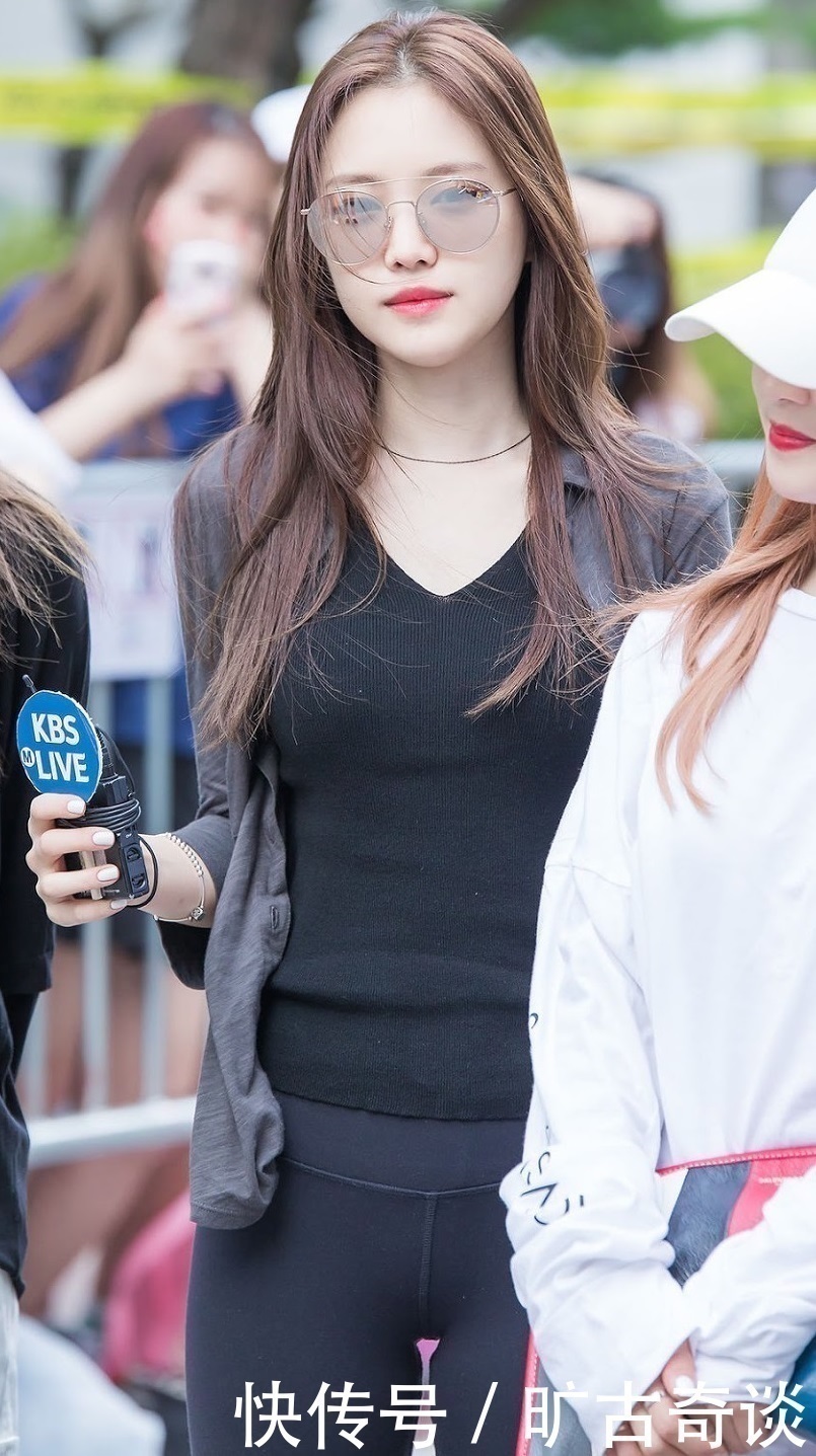 一组紧身瑜伽裤美女,一身紧身运动休闲装青春