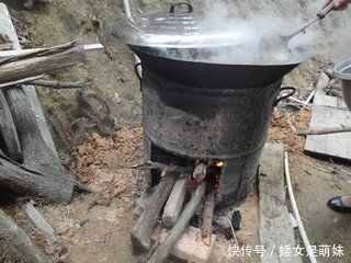 儿子考上大学 残疾父亲杀头猪请全村吃饭，他一开口吓跑了所有人