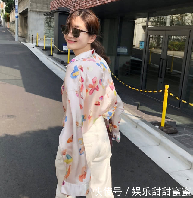 江疏影日本游玩纯素颜玩街拍,一件大妈花衬衫