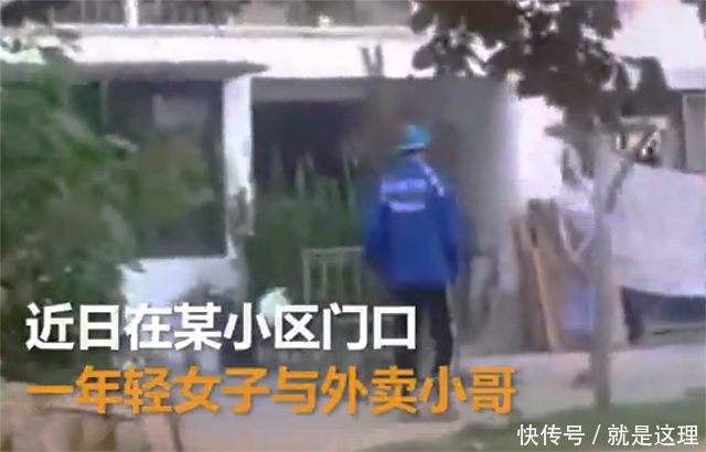 外卖哥迟到15分钟,女顾客当面摔外卖!网友褒贬不一,你怎么看?