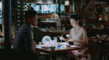 明星 正文  再来,就是男生吃饭用打响指的方式叫服务员这段,也被大家