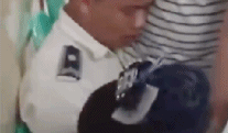 制服大哥打针视频走红 表情夸张大叫好怕怕