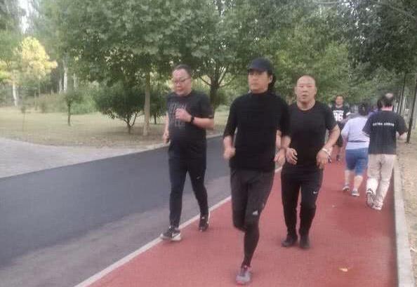 周润发现身北京晨跑遭围堵，却被路人抢镜，网友：郭德纲陪跑？