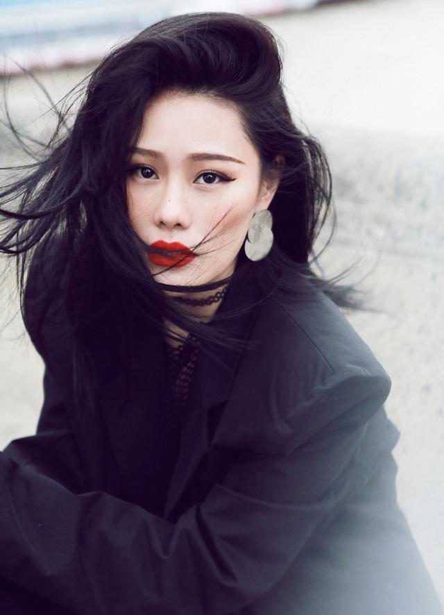 袁娅维晒巴黎节拍照,33岁她画风独特还挺有气质