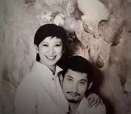 张国荣把她当亲姐姐，林青霞被她一手捧红，63岁惨遭徐克抛弃，现在过得让你羡慕！