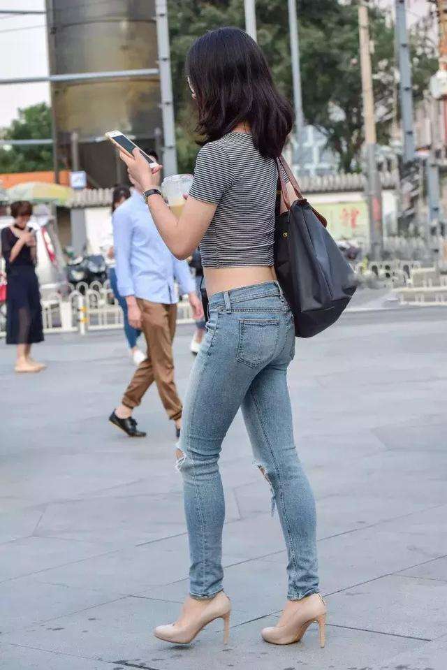 街拍:长相裤学生,美女可爱却又不失初中紧身女胸性感图片