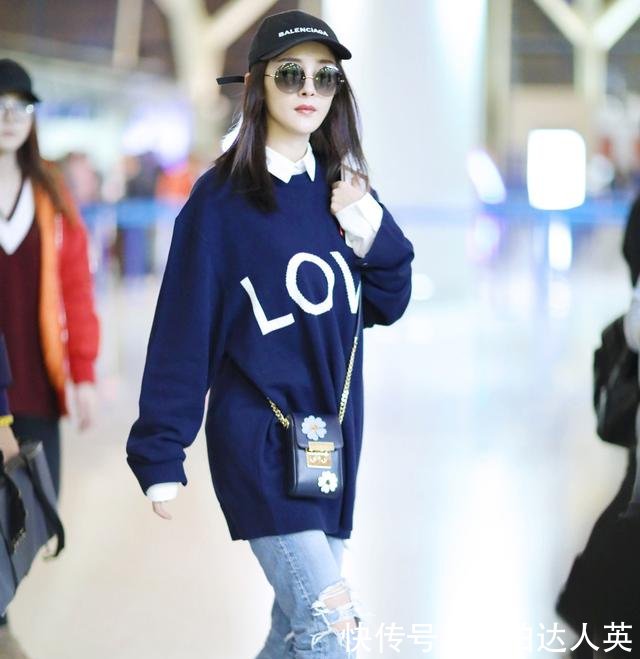 杨幂黑衣黑裤低调现身机场,羊羔毛里面搭的粉