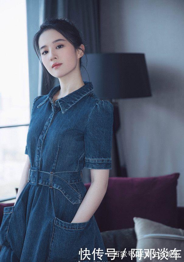 刘亦菲简直美过分!普通牛仔裙穿出国际范,真不