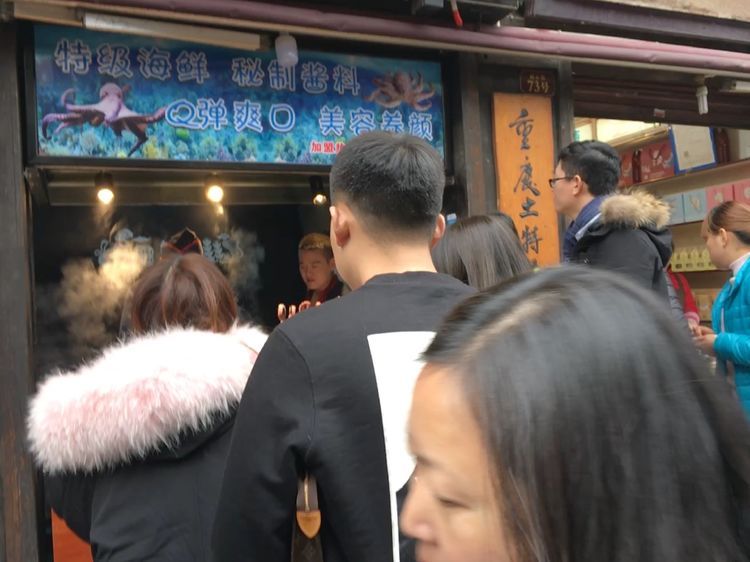 女子摆摊卖海鲜,一个上午赚了五千元,她却脸色