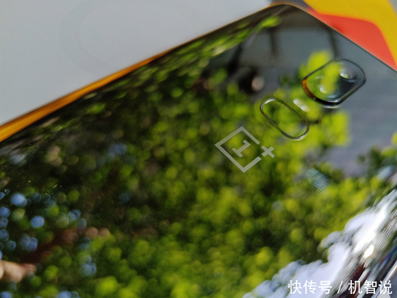 一加6亮瓷黑图赏:优雅外表下的性能猛兽