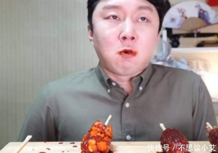 韩国男子说辣椒比不上芥末直播吃热狗蘸辣椒,