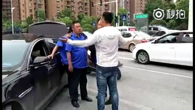 壮汉司机脱衣露纹身恐吓执法人员，民警到现场后他上演秒怂表情秀