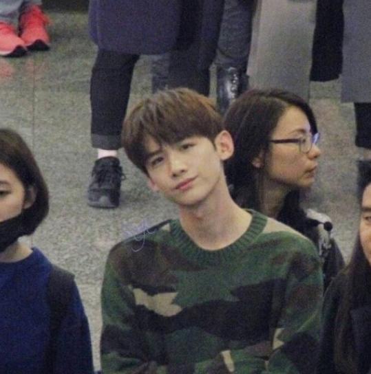 明星在粉丝镜头下的高糊照片,网友:林更新不愧